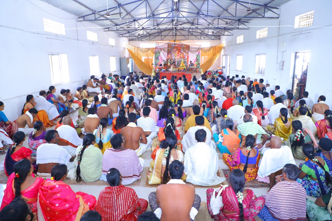 కల్యాణోత్సవంలో పాల్గొన్న భక్తులు