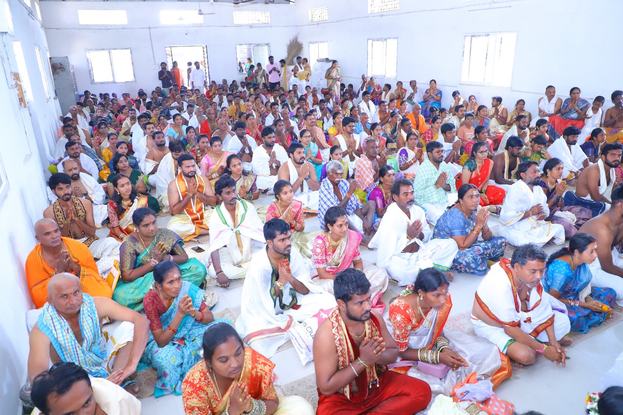 కల్యాణోత్సవంలో పాల్గొన్న భక్తులు