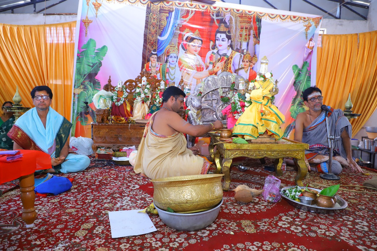 కార్తీక దీపాలు వెలిగిస్తున్న భక్తులు