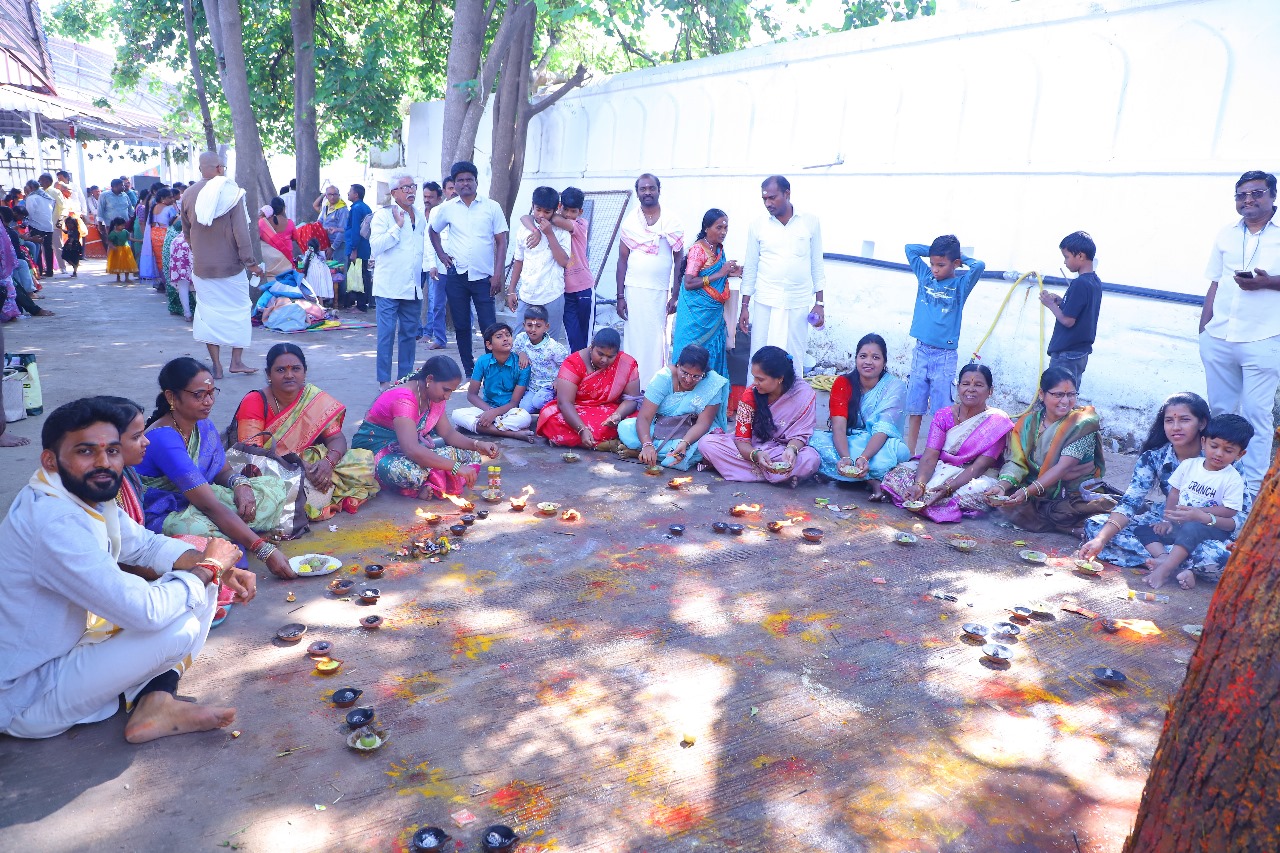 కల్యాణోత్సవంలో పాల్గొన్న భక్తులు