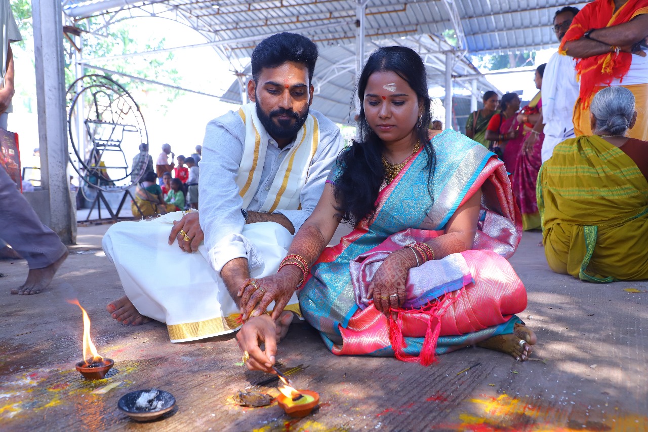  రాజన్న అనుబంధ దేవాలయాలైన బద్దిపోచమ్మ, నగరేశ్వరాలయాల వద్ద భక్తులు క్యూలైన్లో దర్శనం కోసం నిలబడి స్వామి, అమ్మవార్లను దర్శించుకున్నారు. కార్తీకమాసం సోమవారం సందర్భంగా రాజన్న ఆలయంలో ఉదయం ఆలయ అర్చకులు స్వామివారికి మహన్యాసపూర్వక ఏకాదశ రుద్రాభిషేకం, పరివార దేవతలకు ఘనంగా పూజలు నిర్వహించారు.