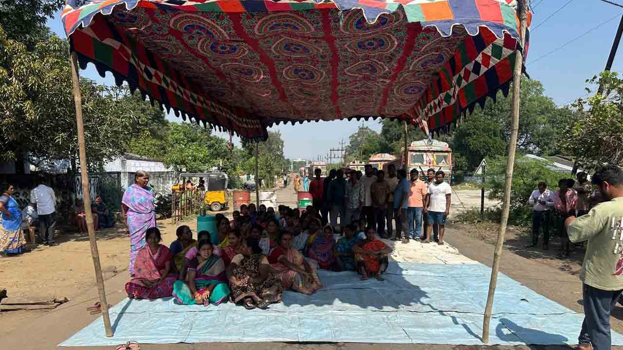 ఇసుక లారీలతో ఇబ్బందులు తాళలేక