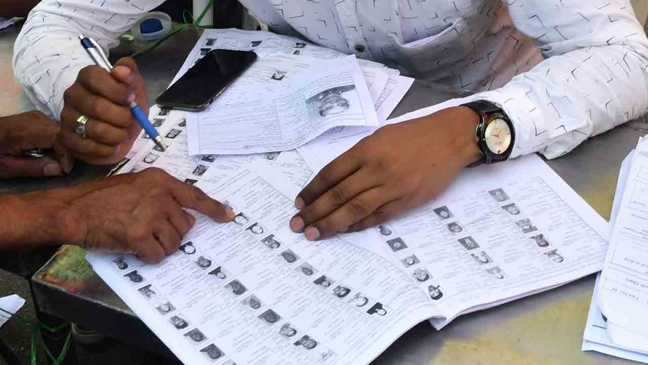 Voter list | ఓటరు జాబితాలో తప్పులను సవరించాలి : బీఆర్‌ఎస్‌ నాయకుల డిమాండ్‌