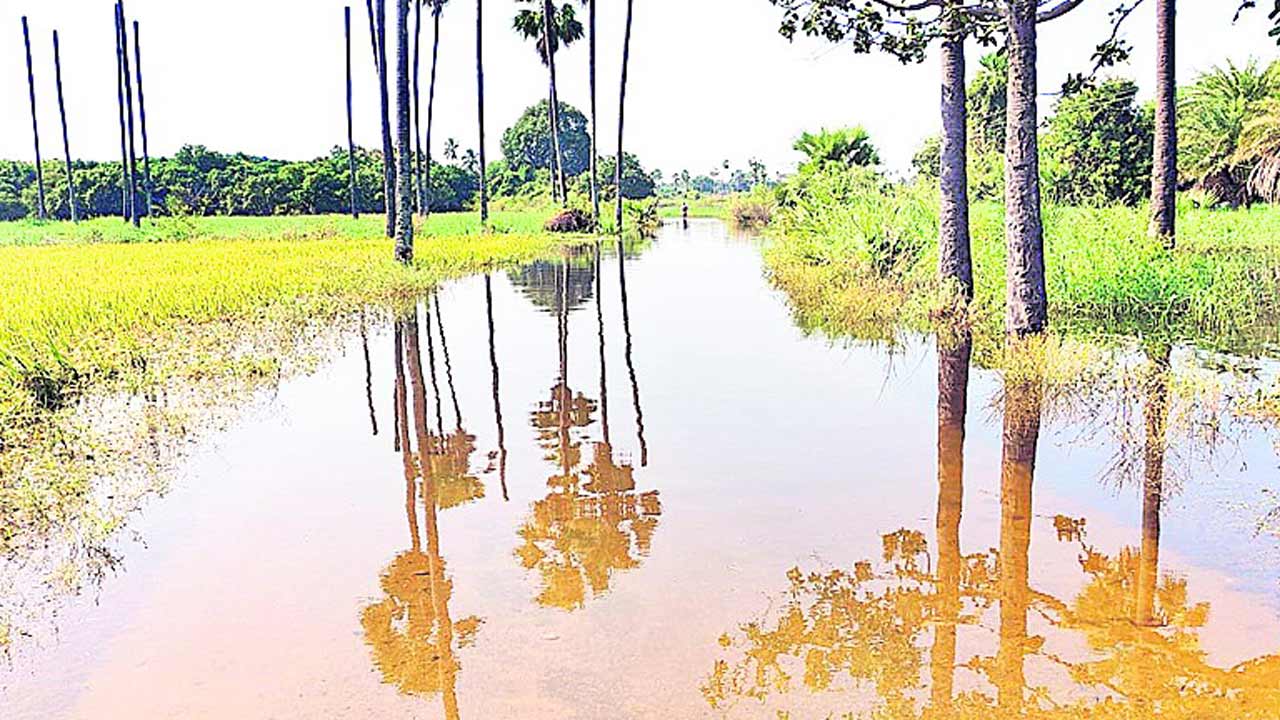 వరద తగ్గదు.. ప్రయాస తప్పదు
