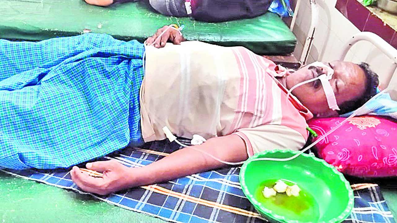 జీపీ కార్యదర్శి వేధింపులతో కార్మికుడి ఆత్మహత్యాయత్నం