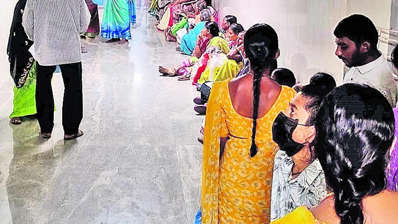 సమయానికి రారు.. వైద్యం అందించరు