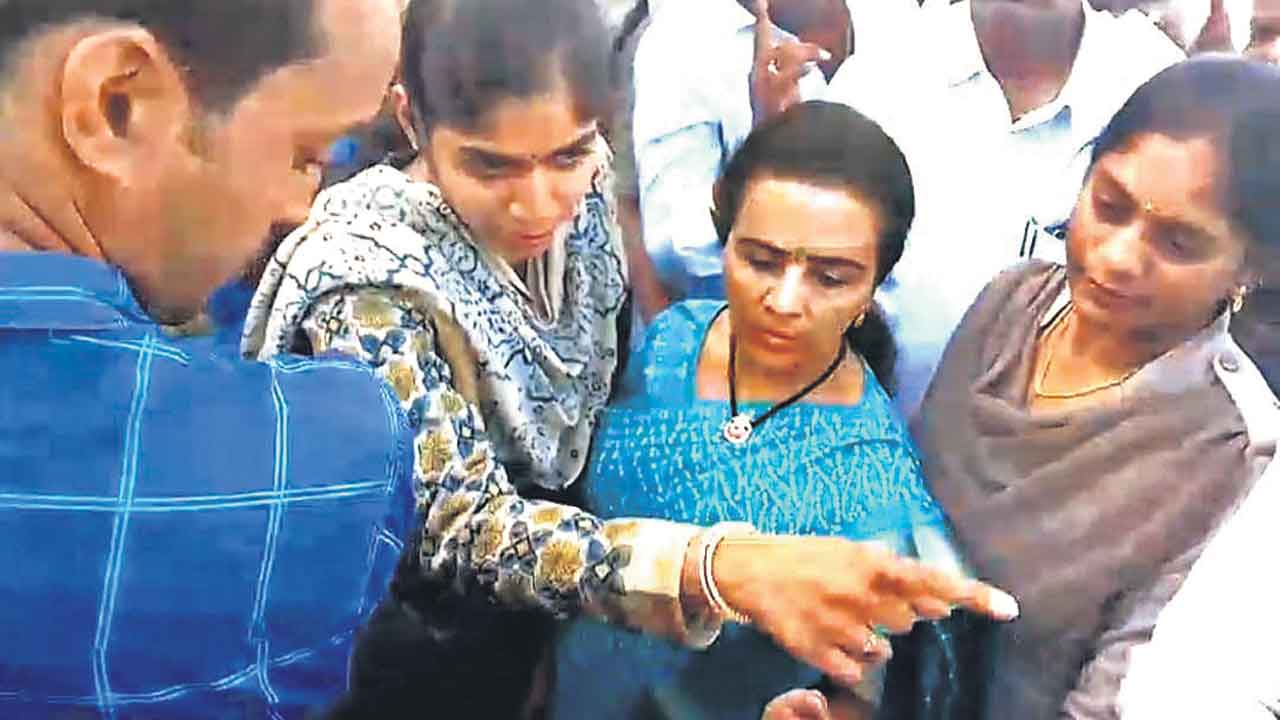 హైలెవల్‌ బ్రిడ్జి శంకుస్థాపనలో ఉద్రిక్తత