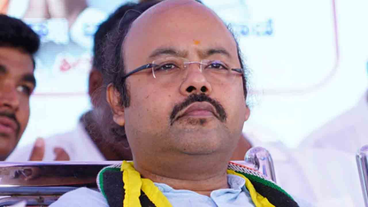 Yatindra Siddaramaiah | కర్ణాటకలో ఐదేళ్లు పూర్తయ్యేదాకా మా నాన్నే సీఎం : యతీంద్ర సిద్ధరామయ్య