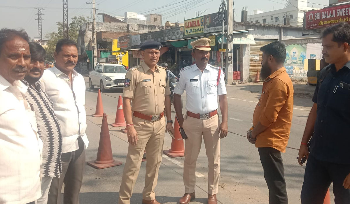 Traffic ACP Srinivas | నంబర్ ప్లేట్ లేని వాహనాలకు జరిమానా తప్పదు.. ట్రాఫిక్ ఏసీపీ శ్రీనివాస్