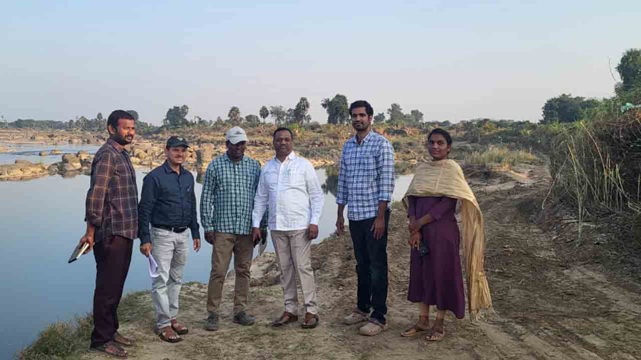 Narsimhulapeta | ఆకేరు వాగును పరిశీలించిన మైనింగ్ అధికారులు