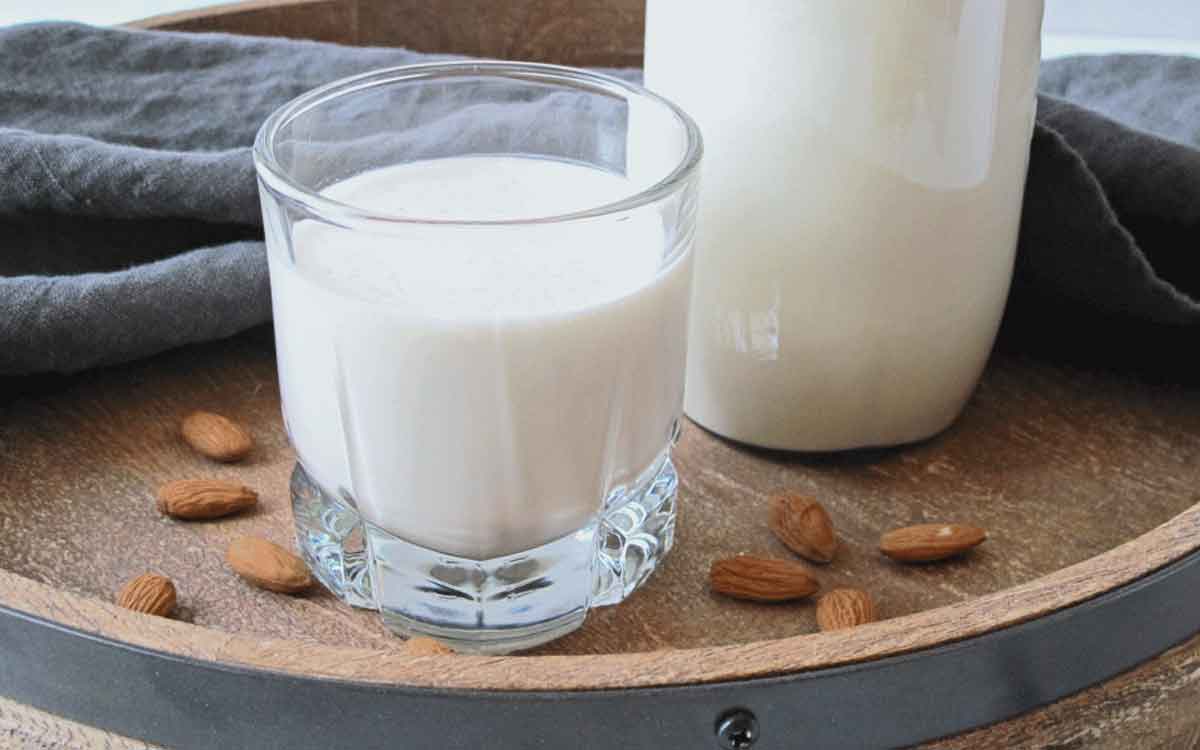 Almond Milk | బాదంపాల‌ను ఇలా స‌హ‌జ‌సిద్ధంగా త‌యారు చేసి తాగండి.. ఎన్నో లాభాలు క‌లుగుతాయి..!