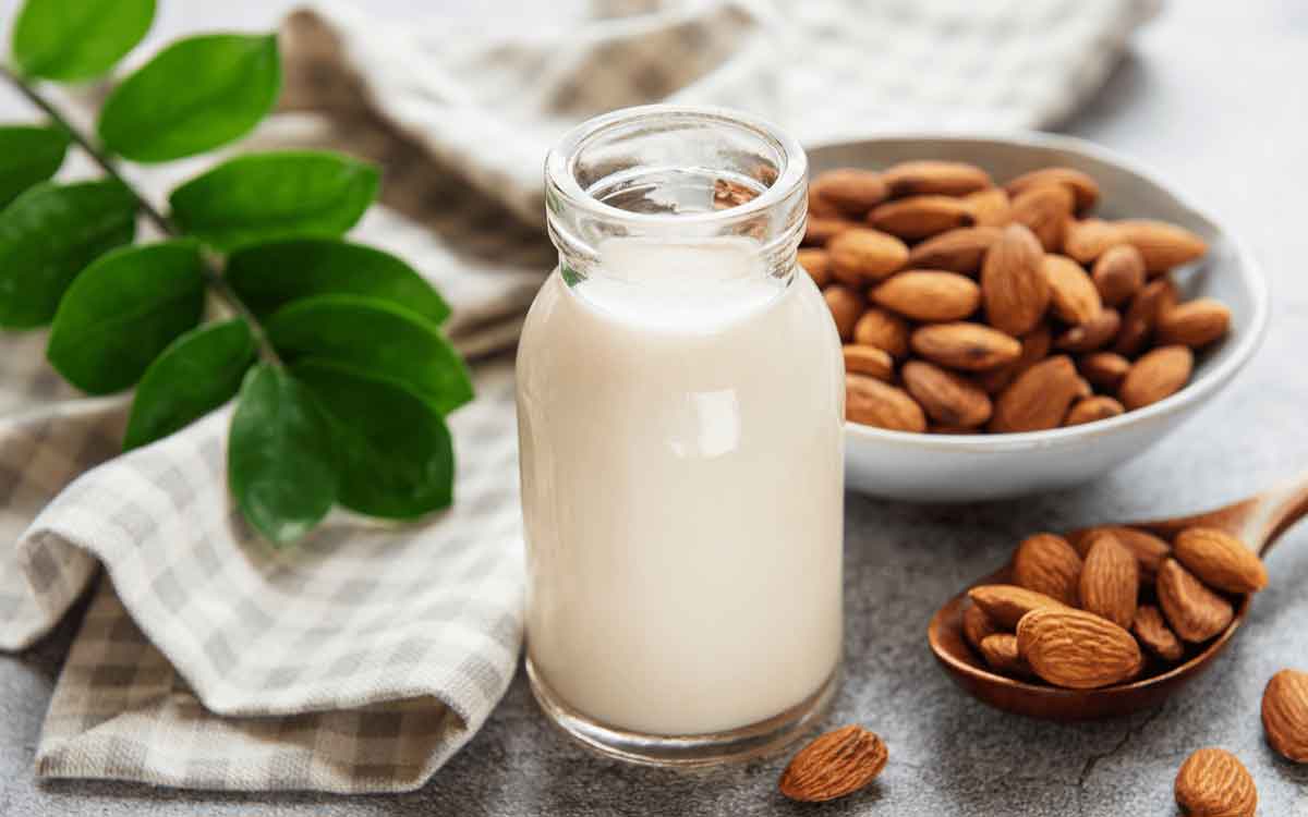 Almonds With Milk | రాత్రి పూట నిద్రించడానికి ముందు బాదంపప్పును తిని పాలను తాగండి.. ఎన్నో లాభాలు ఉంటాయి..!
