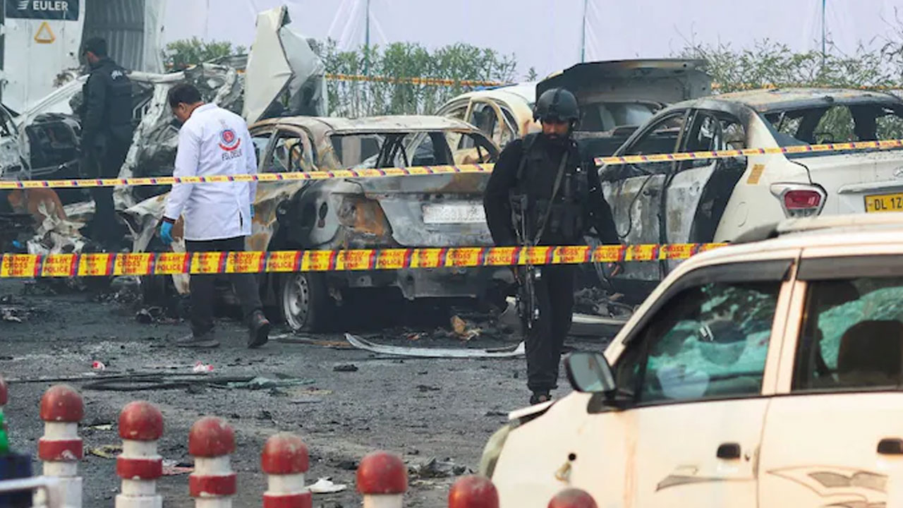 Ammonium Nitrate: ఎర్ర‌కోట వ‌ద్ద పేలుడు.. అమోనియం నైట్రేట్ వాడిన‌ట్లు డౌట్‌