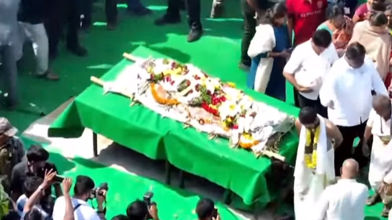 Ande Sri | ముగిసిన అందెశ్రీ అంత్యక్రియలు.. హాజరైన సీఎం రేవంత్‌