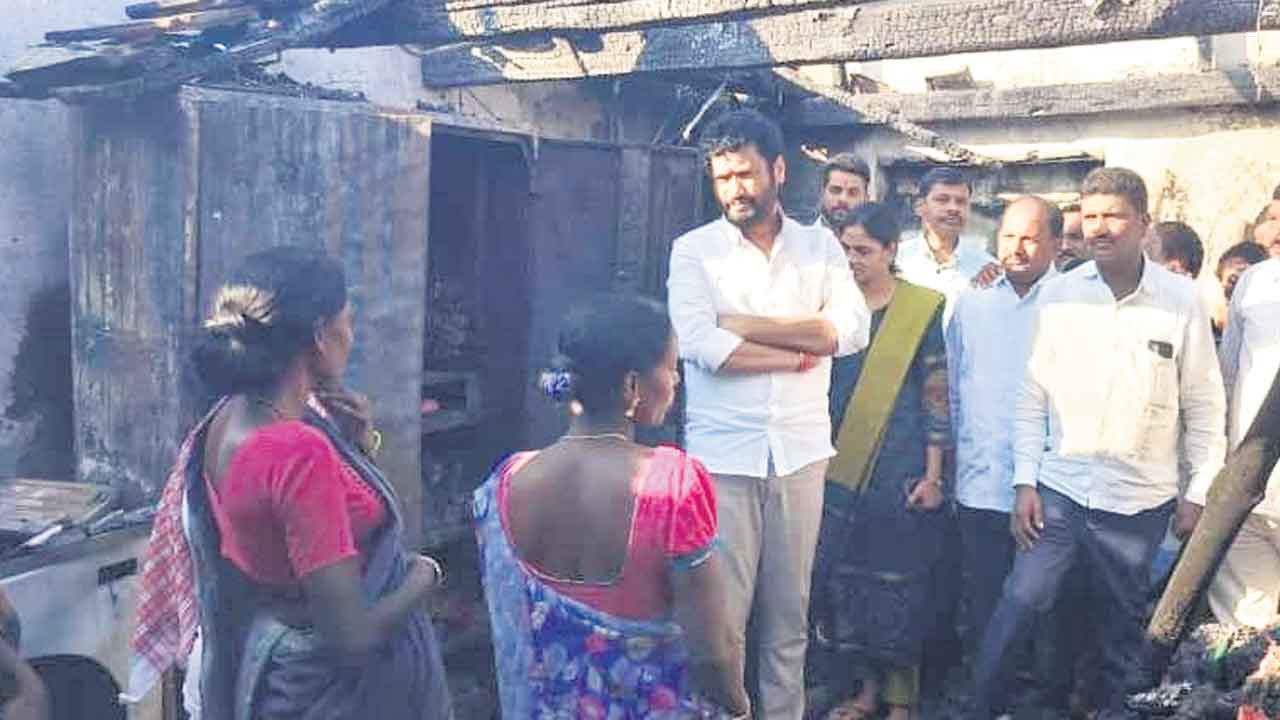 అగ్ని ప్రమాద బాధితులను ఆదుకుంటాం