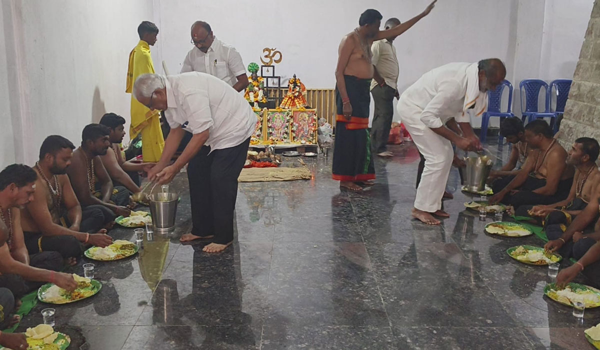 Anna Prasadam distribution | నిత్య అన్న ప్రసాద వితరణను సద్వినియోగం చేసుకోవాలి.. పెద్దపల్లి జిల్లా గ్రంథాలయ సంస్థ చైర్మన్ అన్నయ్య గౌడ్