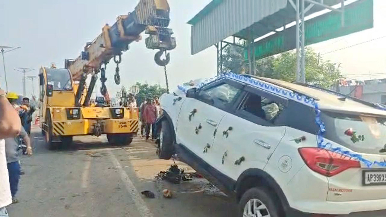 Road Accident | కాకినాడలో పెళ్లి కారు బీభత్సం.. ముగ్గురు దుర్మరణం..!