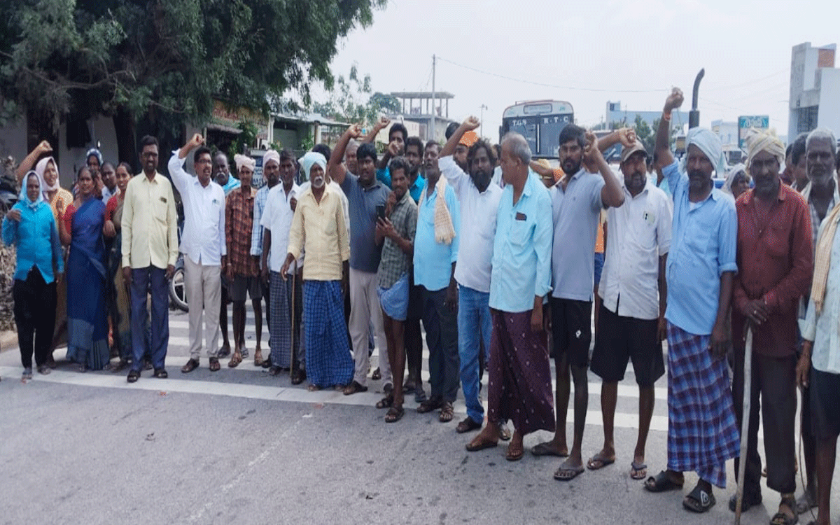 Arvapally : ధాన్యాన్ని తక్షణమే కొనుగోలు చేయాల‌ని రైతుల ధ‌ర్నా