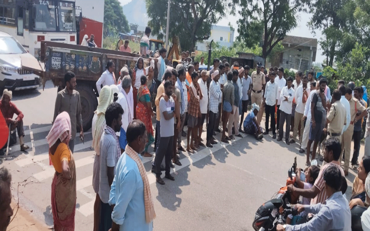 Arvapally : ధాన్యాన్ని తక్షణమే కొనుగోలు చేయాలని రైతుల ధర్నా