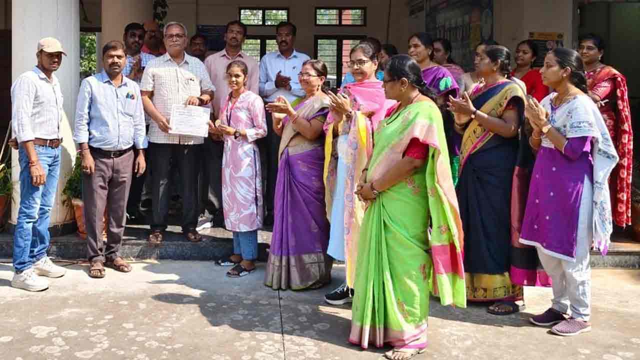 జాతీయ అథ్లెటిక్స్​​‍కు ఎంపికైన విద్యార్థినికి అభినందనలు