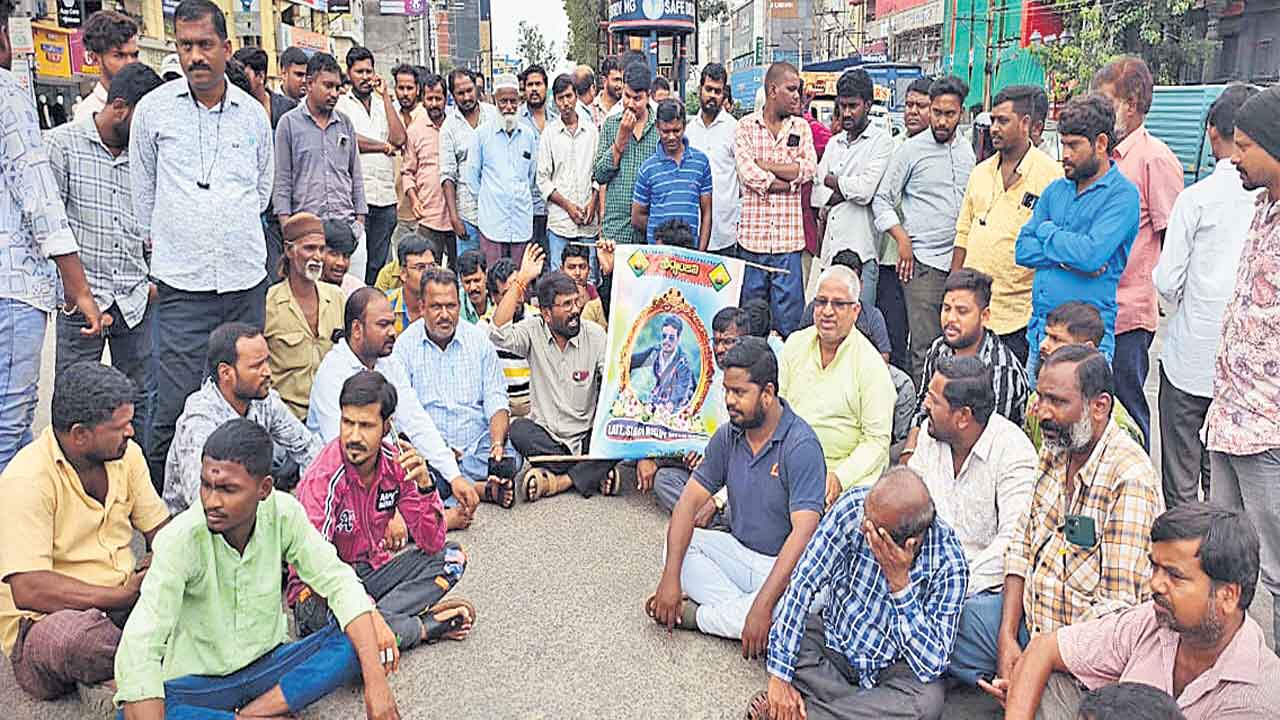 ఆటో కార్మికుడి చావుకు పోలీసులదే బాధ్యత