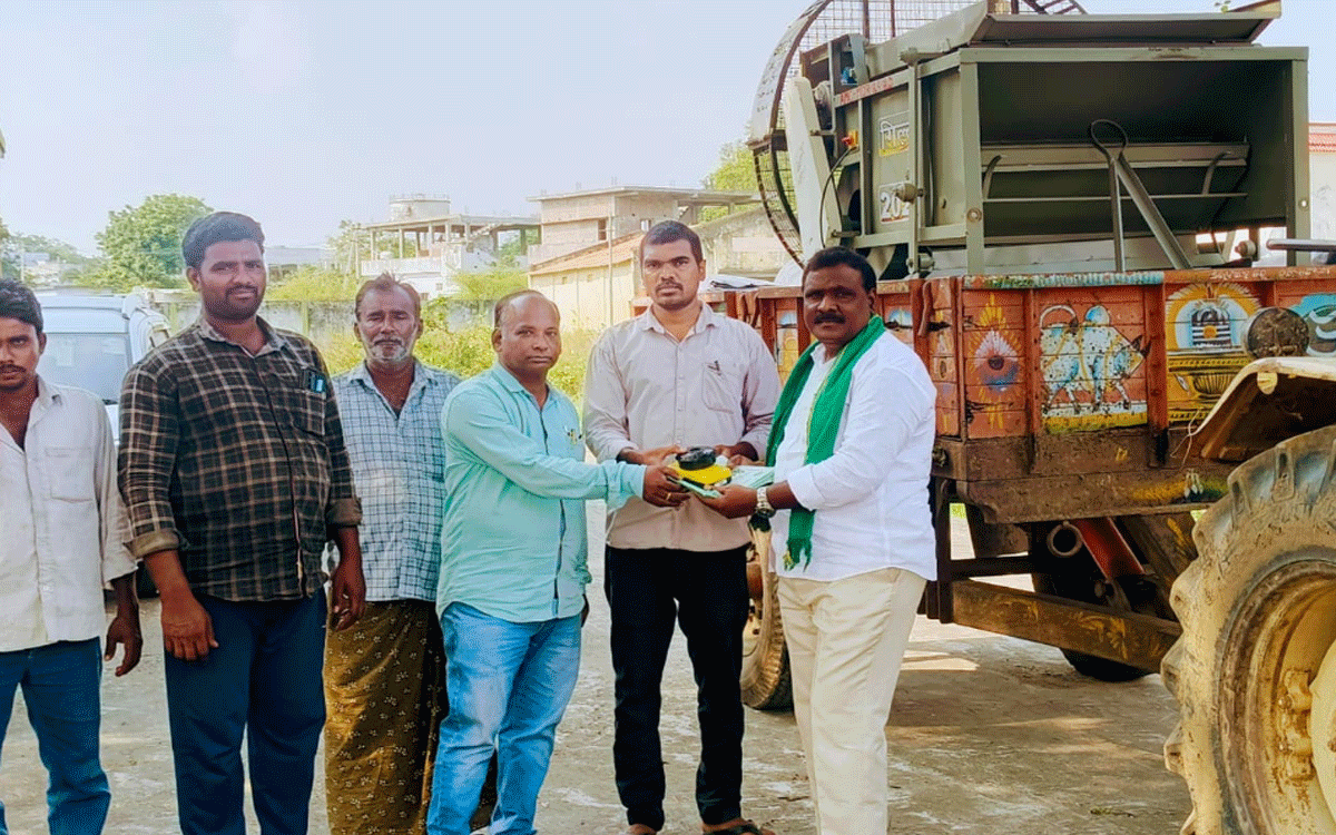 Madhira : ‘రైతులు పండించిన ధాన్యాన్ని కొనుగోలు కేంద్రాల్లో అమ్ముకోవాలి’