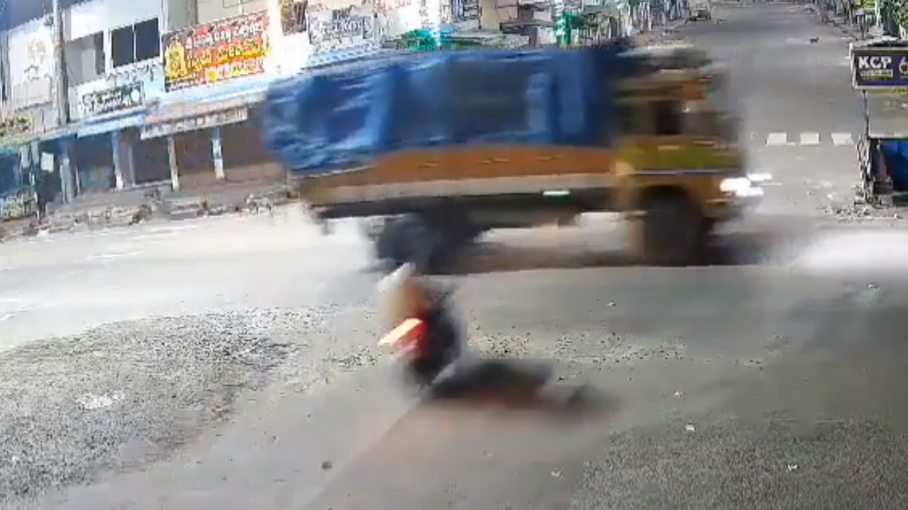 Bapatla Accident | లారీని ఢీకొట్టిన బైక్‌.. ఇద్దరు యువకులు దుర్మరణం.. వీడియో