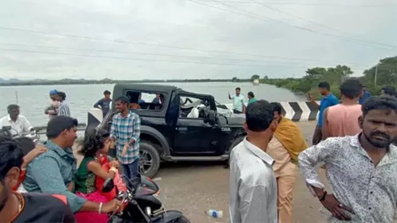 Bibinagar | బీబీ నగర్‌లో చెరువు కట్టపై కారు బీభత్సం.. ఇద్దరు దుర్మరణం