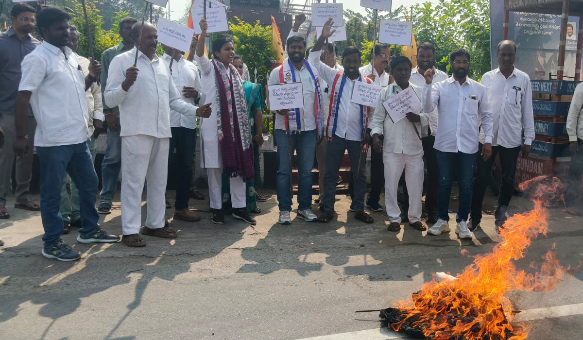 BC reservations | బీసీ రిజర్వేషన్లపై మాటతప్పిన కాగ్రెస్‌ సర్కార్.. ప్రభుత్వ దిష్టిబొమ్మ దగ్ధం చేసిన బీసీ సంఘాలు