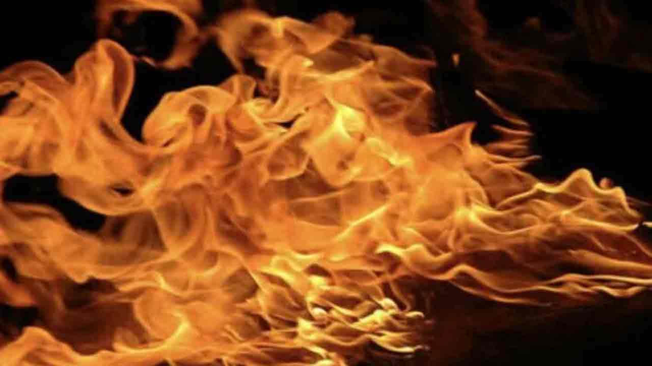 Nirmal | ప్రాణం తీసిన బీడీ.. వృద్ధుడు స‌జీవ ద‌హ‌నం