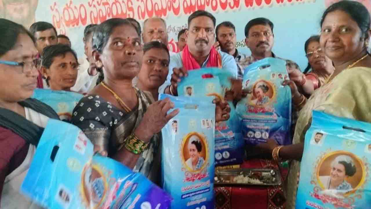 Rajapeta | మహిళలకు ఇందిరా మహిళా శక్తి చీరల పంపిణీ