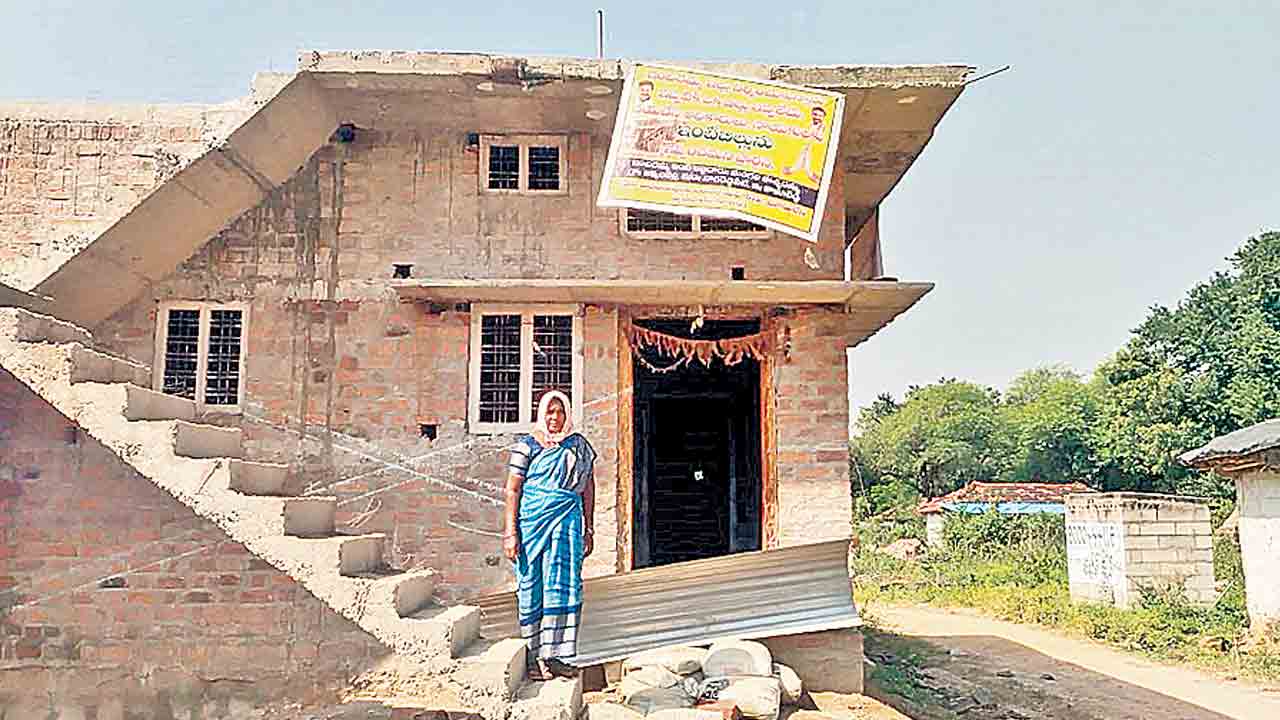 ఇల్లు పూర్తయ్యింది.. బిల్లు ఏమైంది?.. ఫ్లెక్సీ కట్టి ఇందిరమ్మ లబ్ధిదారు నిరసన
