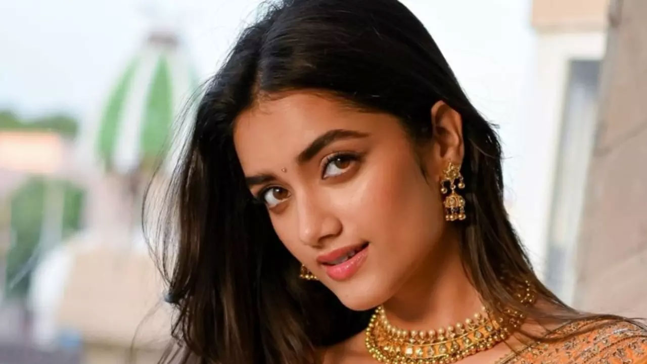 Bhagyashree borse | టాలీవుడ్‌లో హాట్ టాపిక్‌గా మారిన భాగ్యశ్రీ బొర్సే .. సినిమాల కంటే పెళ్లి రూమర్లే ఎక్కువ!