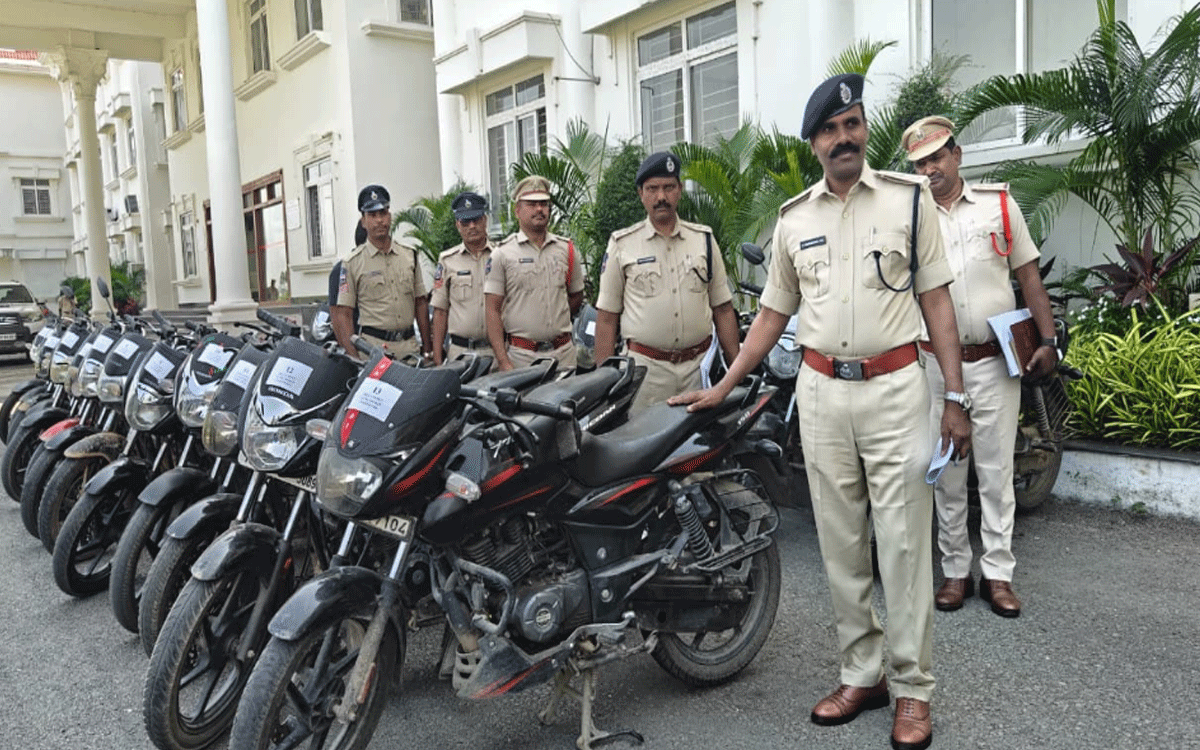 Suryapet Town : సూర్యాపేటలో బైక్ దొంగలు ఇద్దరు అరెస్ట్.. 26 బైకులు స్వాధీనం