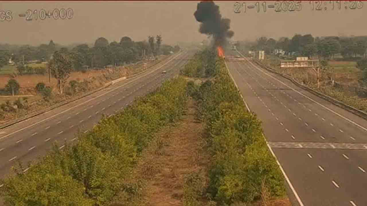 Road accident | నడిరోడ్డుపై తగులబడిన కంటెయినర్‌.. డ్రైవర్‌ సజీవ దహనం