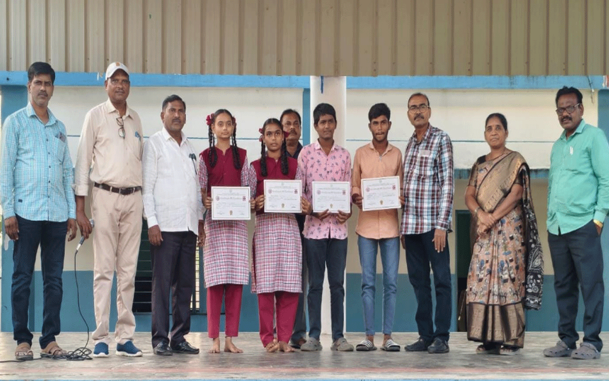 Bonakal : క్విజ్, వ్యాసరచన, వకృత్వ పోటీల్లో బహుమతులు ప్ర‌దానం