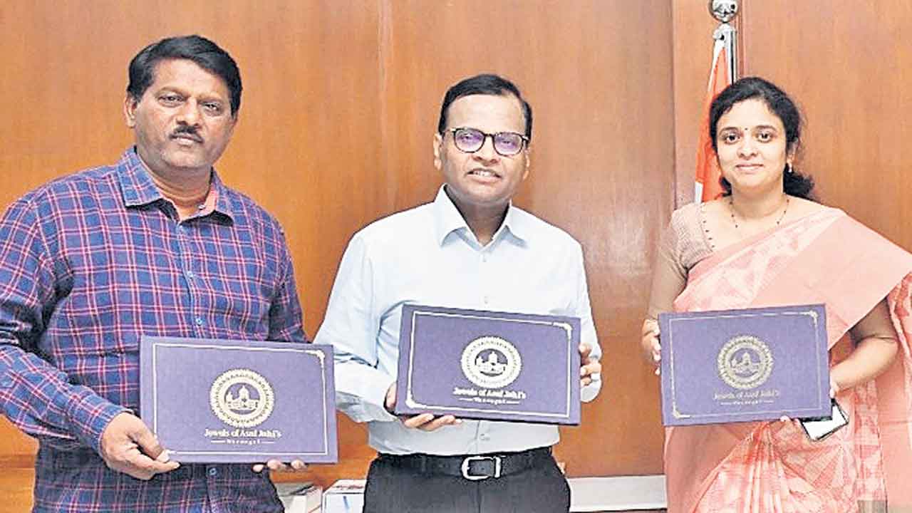 ‘జెవెల్స్‌ ఆఫ్‌ అసఫ్‌జాహీస్‌- ది గ్లోరీ ఆఫ్‌ వరంగల్‌’ పుస్తకావిష్కరణ