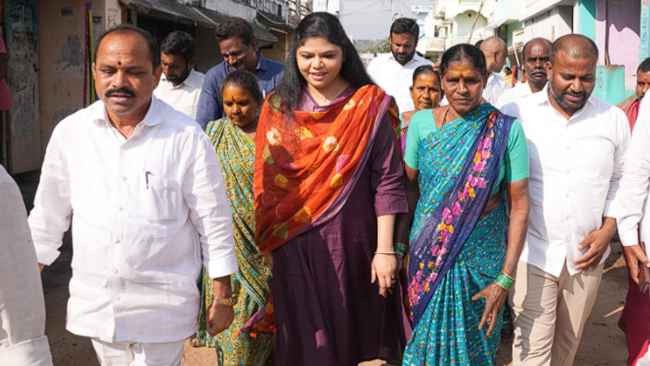 గవర్నమెంట్ మెడికల్ కాలేజీలను ప్రేవేటి కరణ వైఎస్సార్సీపీ నిరసన కార్యక్రమంలో బొత్స సత్యనారాయణ కుమార్తె!.. ఉత్తరాంధ్రలో లెక్కలు మారేనా?