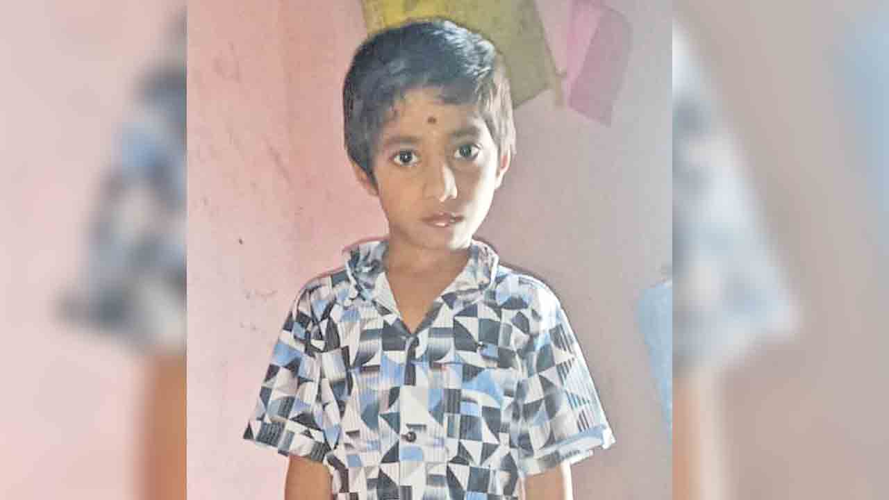 గేటు మీదపడి బాలుడి మృతి