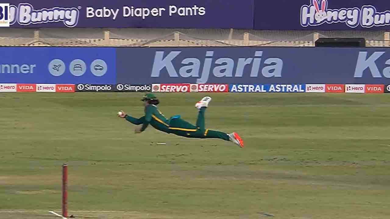 Junior Jonty Rhodes | ఒంటిచేత్తో డైవింగ్ క్యాచ్.. జాంటీ రోడ్స్‌ను తలపించిన సఫారీ కుర్రాడు