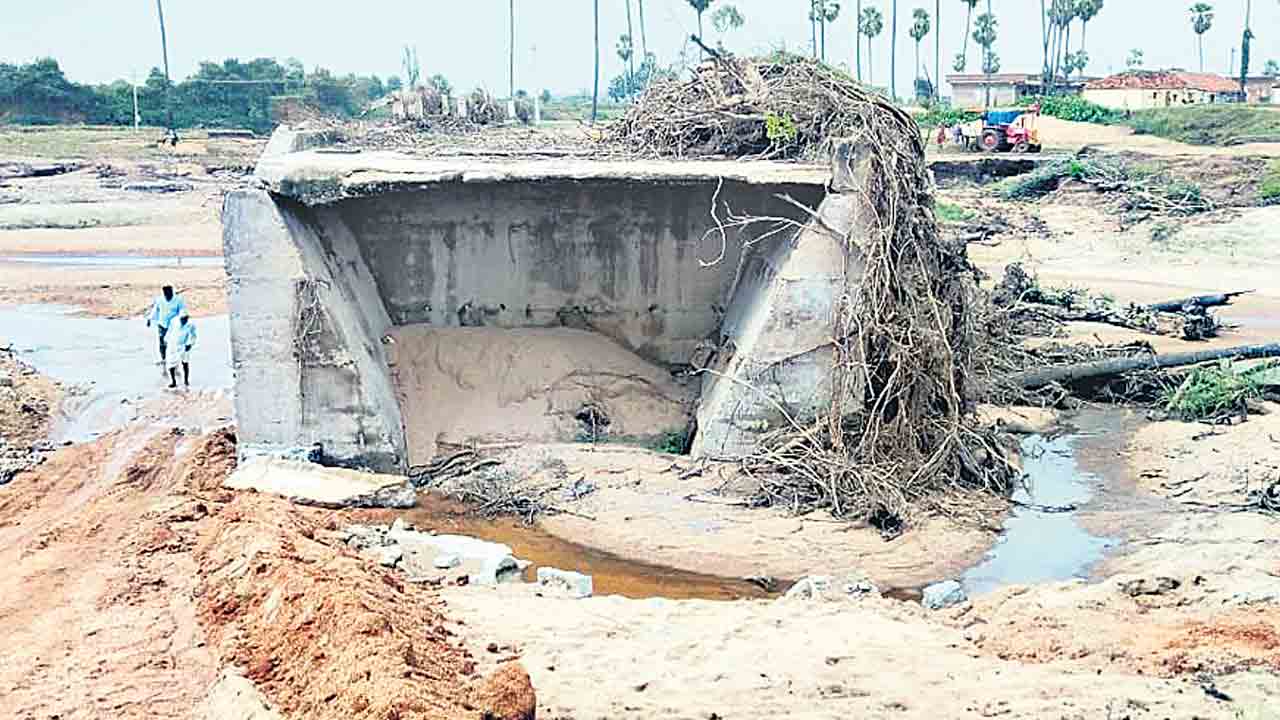 దారి లేదు.. ధాన్యం తరలదు..