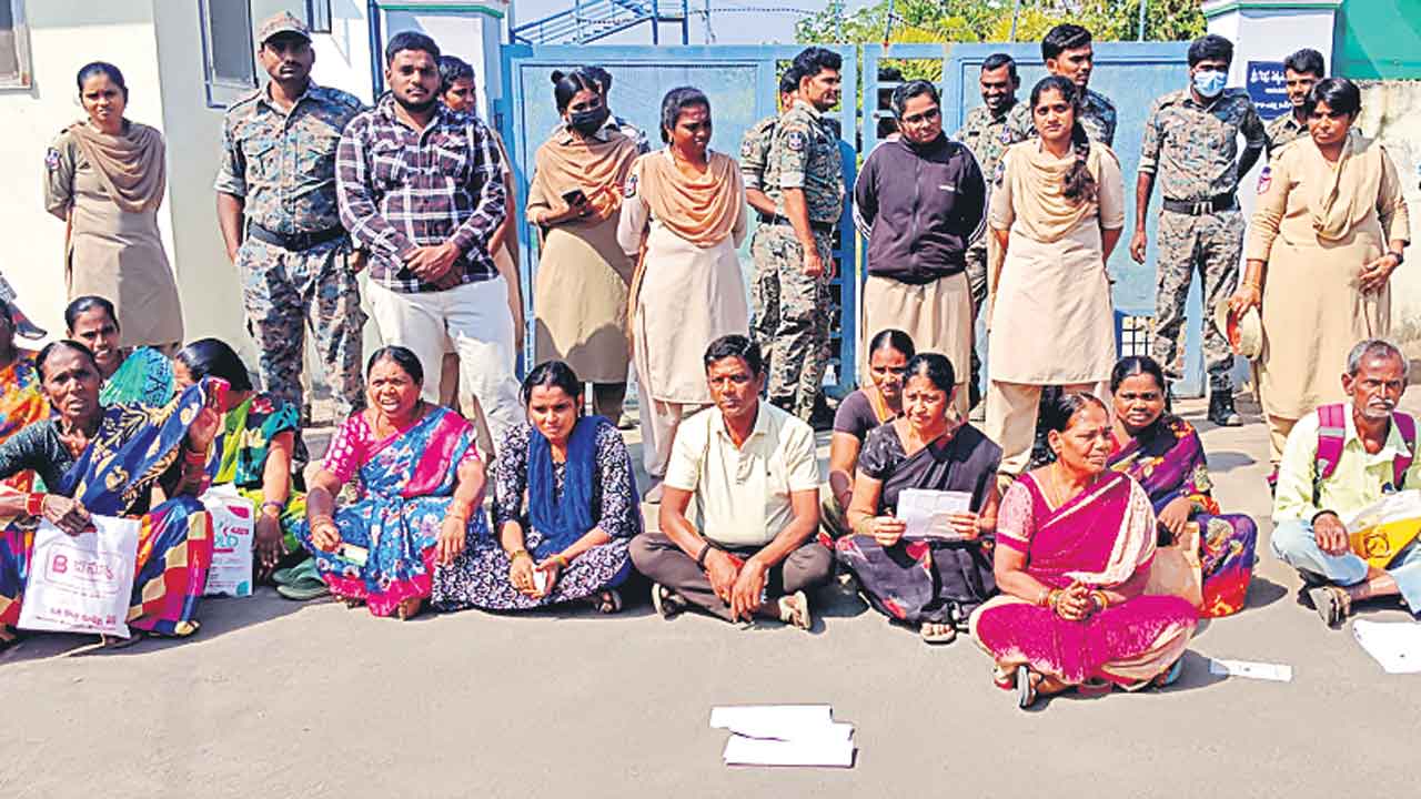 భూపాలపల్లిలో డబుల్‌ బెడ్రూం ఇండ్ల లొల్లి