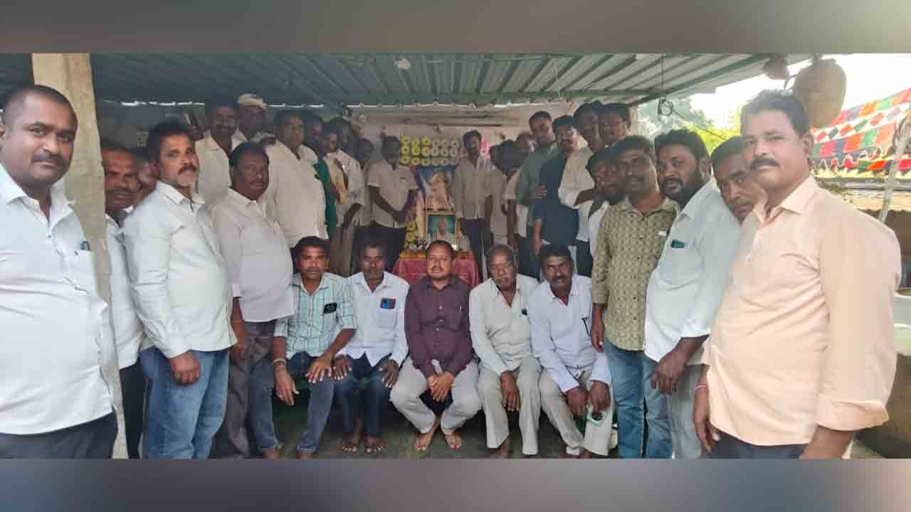 Chennaraopeta | మాజీ సర్పంచ్ కుటుంబాన్ని పరామర్శించిన బీఆర్ఎస్ నాయకులు