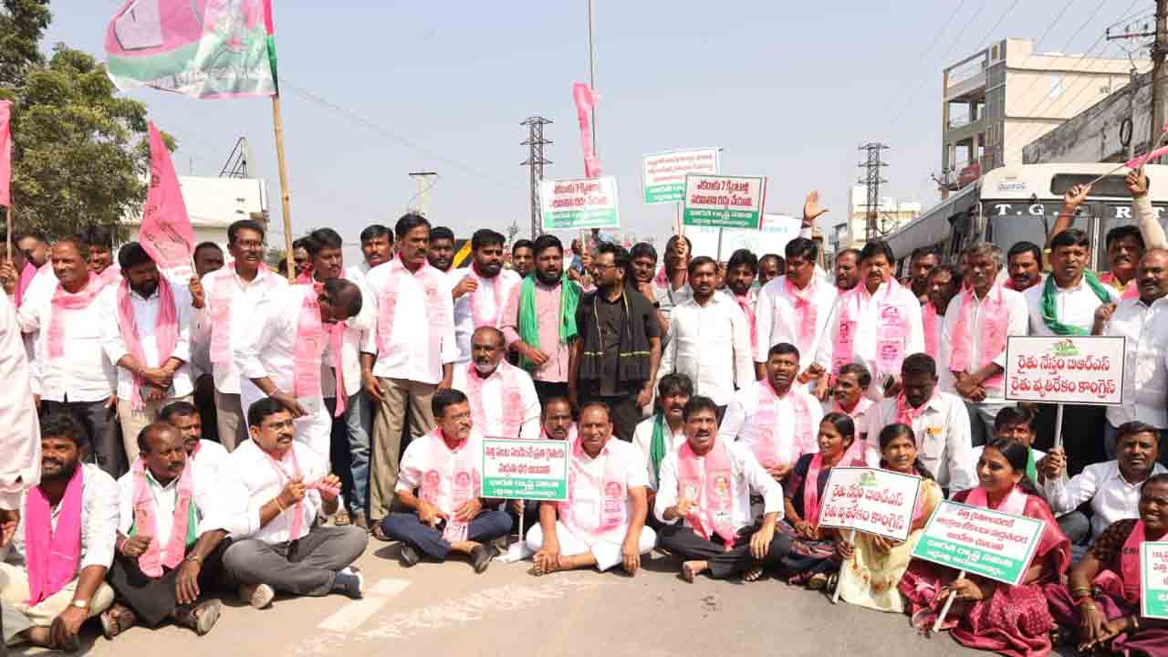 Peddapalli | పత్తి కొనుగోలు చేయాలని రోడ్డెక్కిన రైతులు..బీఆర్‌ఎస్‌ ఆధ్వర్యంలో ధర్నా