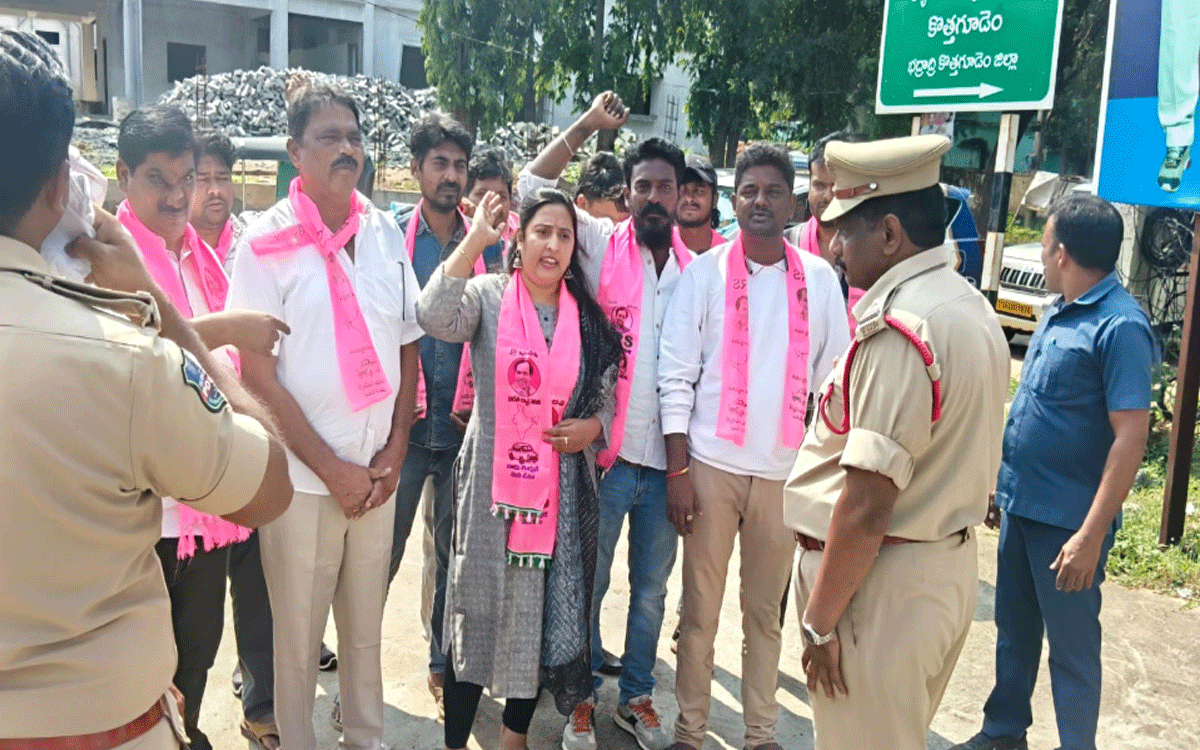 Kothagudem Urban : రోడ్లకు మరమ్మతులు చేయాల‌ని బీఆర్ఎస్ కొత్త‌గూడెం నాయ‌కుల నిర‌స‌న‌