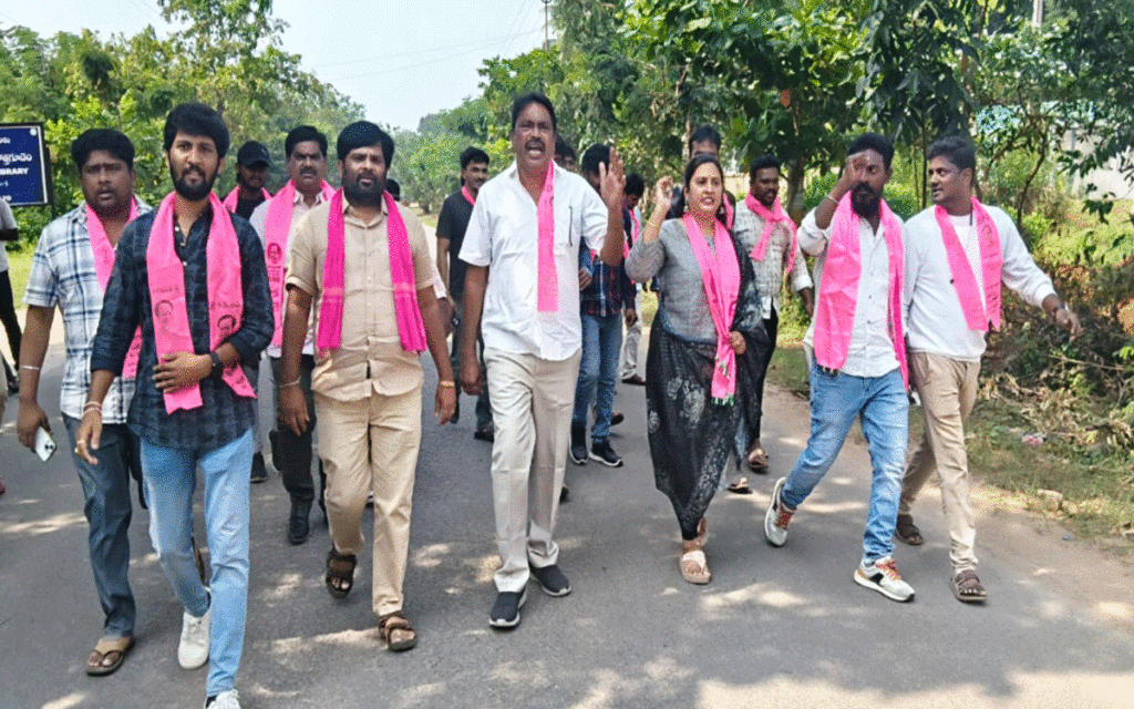 Kothagudem Urban : రోడ్లకు మరమ్మతులు చేయాల‌ని బీఆర్ఎస్ కొత్త‌గూడెం నాయ‌కుల నిర‌స‌న‌