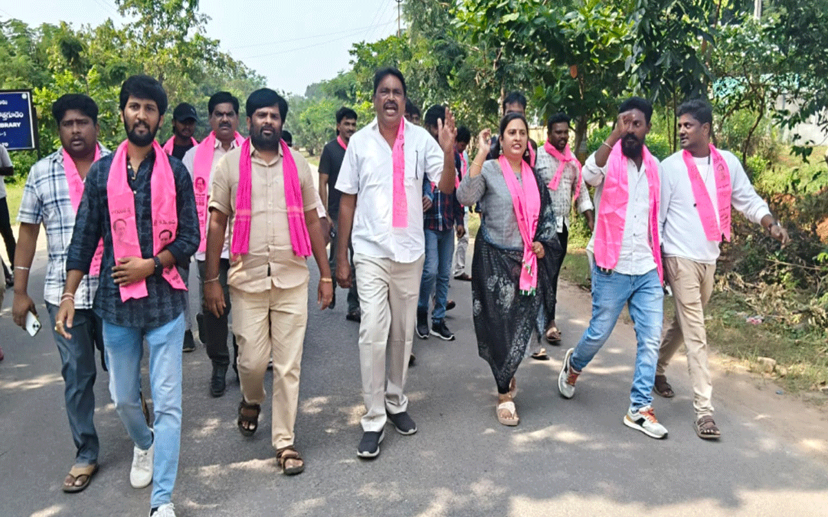 Kothagudem Urban : రోడ్లకు మరమ్మతులు చేయాల‌ని బీఆర్ఎస్ కొత్త‌గూడెం నాయ‌కుల నిర‌స‌న‌