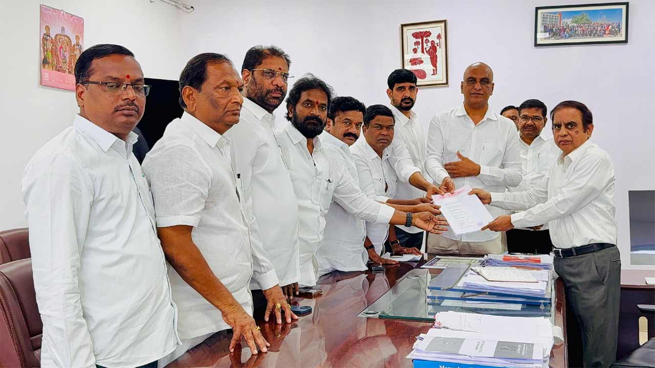 కాంగ్రెస్‌పై ఎన్నికల కమిషన్‌కు ఫిర్యాదు చేసిన బీఆర్‌ఎస్‌ నాయకులు