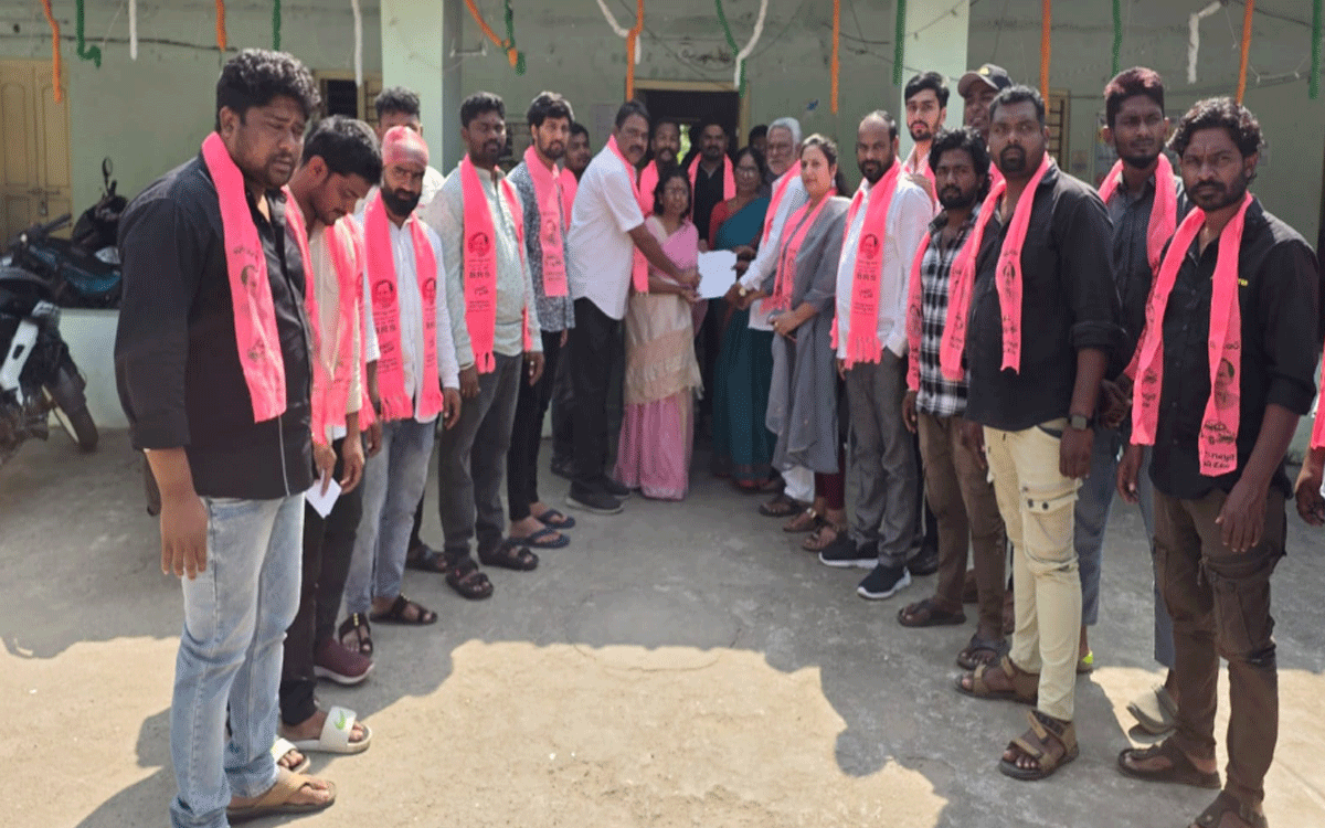 Palvancha : రోడ్లు, డ్రైనేజీల‌ను వెంట‌నే మ‌ర‌మ్మ‌తు చేయాల‌ని బీఆర్ఎస్ పాల్వంచ‌ నాయ‌కుల విన‌తి