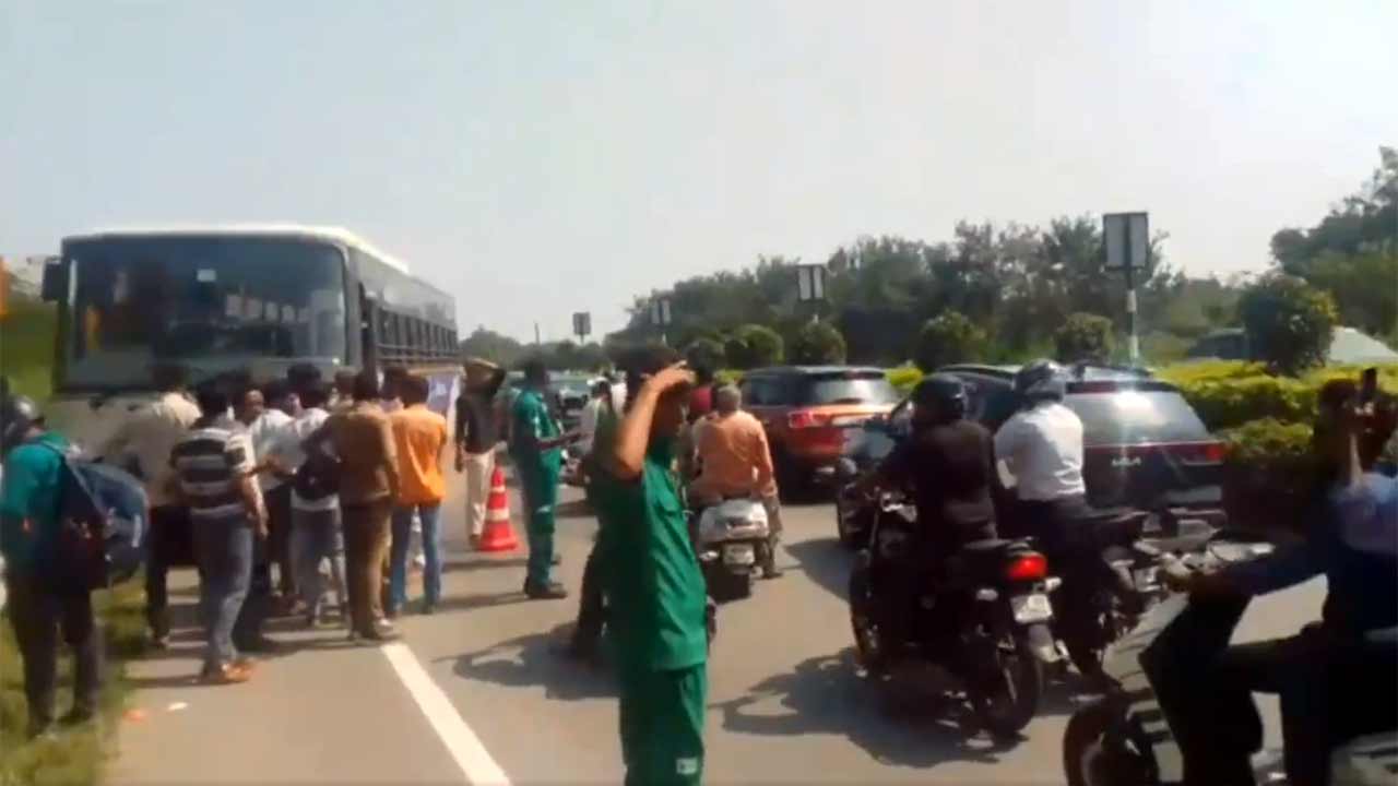 Bus Accident | రాష్ట్రంలో మరో ప్రమాదం.. కారును ఓవర్‌ టేక్‌ చేయబోయి అవతలి వైపు దూసుకెళ్లిన ఆర్టీసీ బస్సు